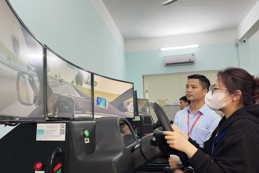 Thực hành lái xe ô tô trên cabin điện tử tối thiểu 3 giờ là một trong những điều kiện để được dự thi sách hạch