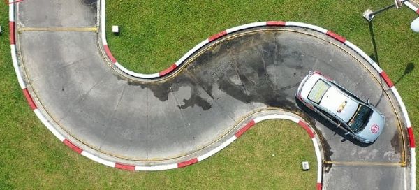 Thí sinh cũng bị Trừ 5 điểm khi bánh xe đè lên vạch giới hạn trong bài thi số 6 trong sa hình b2