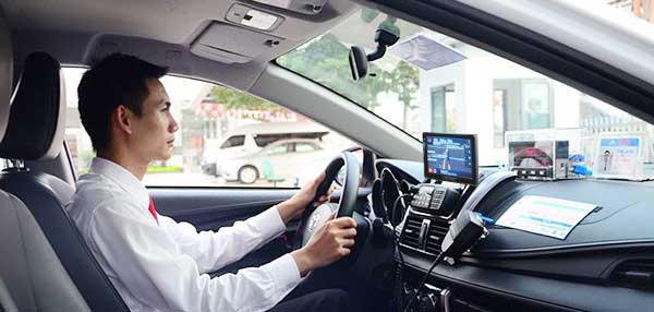 Nhân viên văn phòng học lái xe ô tô giúp tiết kiệm thời gian, chi phí, tăng cường khả năng làm việc linh hoạt