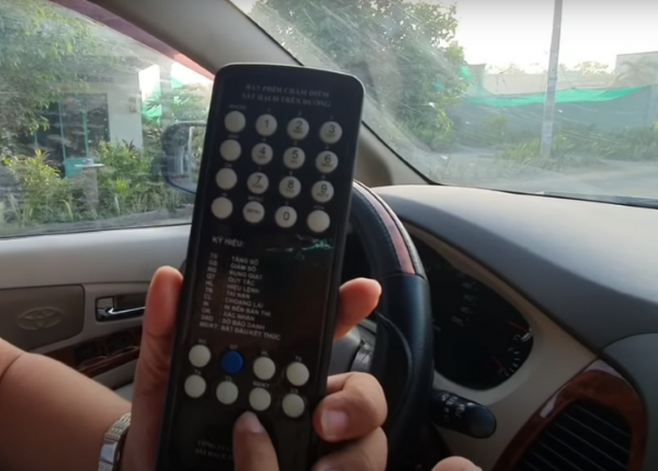 Để đạt kết quả cao trong phần thi lái xe đường trường B2, thí sinh cần chú ý hiệu lệnh từ giám sát viên