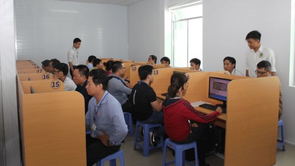 Thí sinh bước vào phần thi đầu tiên trong kỳ thi sát hạch cấp giấy phép lái xe hạng b1