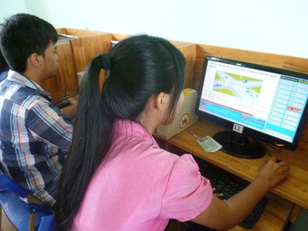 Thi lý thuyết là một phần trong bài thi phục hồi điểm bằng lái xe