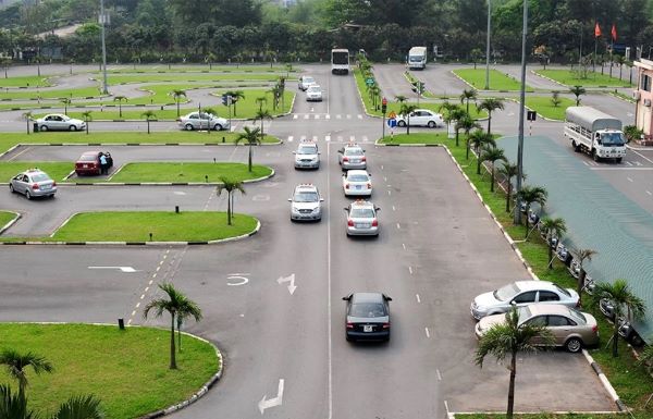 Thi sa hình luôn là thử thác cho các thí sinh học lái xe hạng B số sàn (b2 cũ)