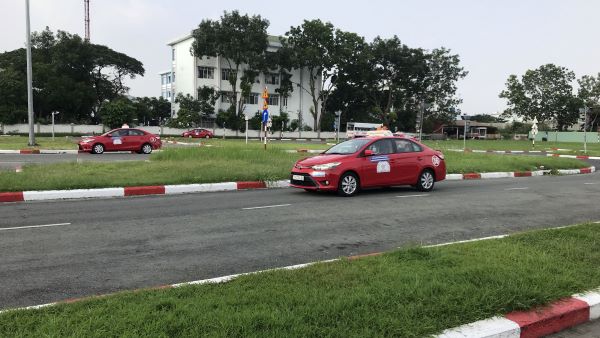 Học viên thực hành lái xe ô tô số sàn với giáo viên tận tâm