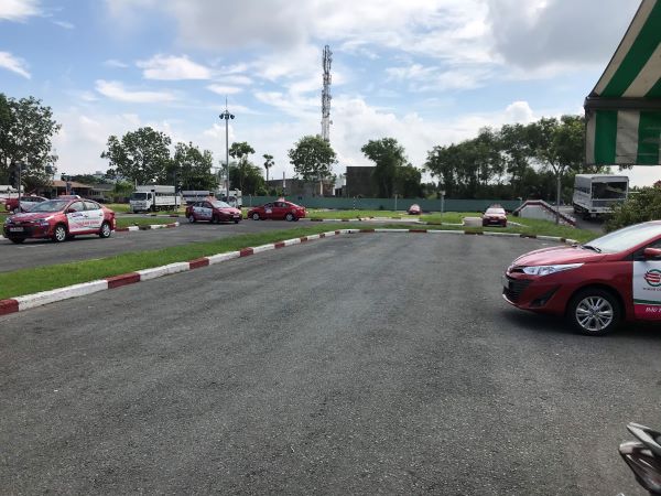 Học viên trải nghiệm lái xe ô tô đời mới có máy lạnh