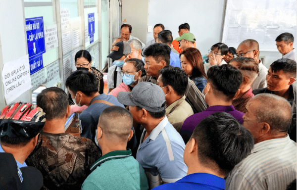 Người dân nộp hồ sơ đổi giấy phép lái xe B2 sang C1 tại Sở GTVT