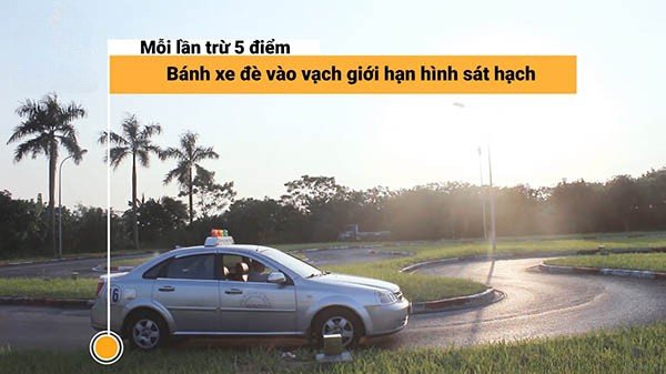 Bài thi đường vòng quanh co hình chữ S – yêu cầu đánh lái chính xác, không đè vạch.