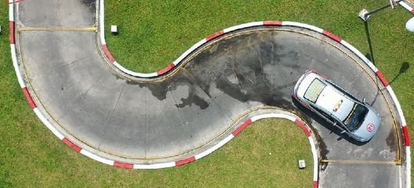 Toàn cảnh bài thi đường vòng quanh co – học viên cần giữ tốc độ ổn định và xử lý linh hoạt.