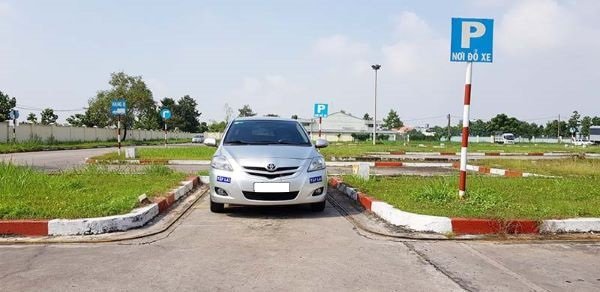  Học viên đang thực hiện bài thi ghép xe dọc trong khu vực chuồng sát hạch B2