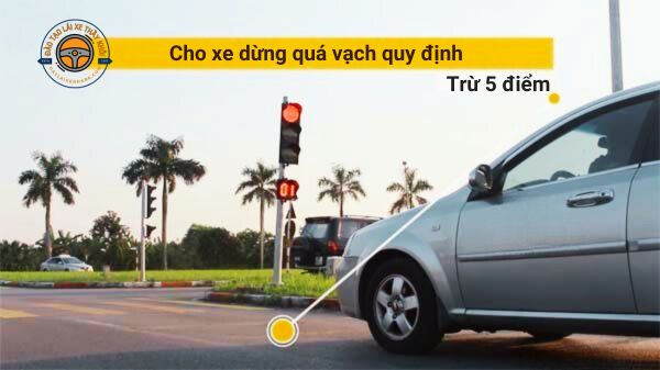 Cho xe dừng quá vạch tại ngã tư là lỗi phổ biến, mỗi lần vi phạm bị trừ 5 điểm.
