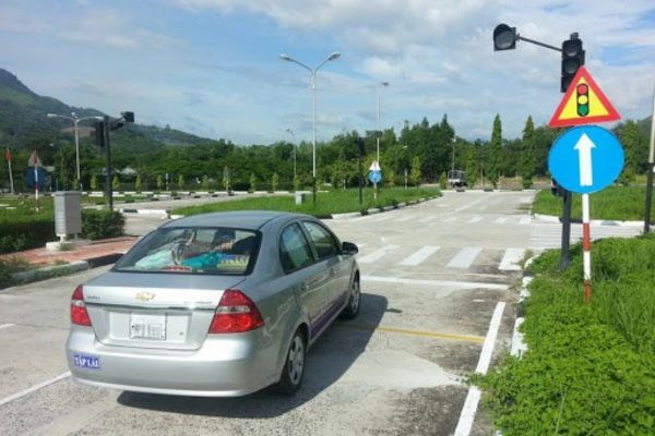 Thí sinh cần dừng xe cách vạch không quá 50cm khi gặp đèn đỏ để không bị trừ điểm.