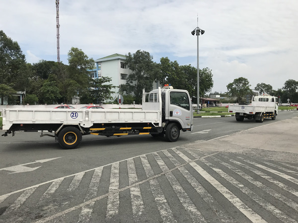 Học viên thực hành bằng lái xe C1 với xe tải đời mới tại trung tâm.