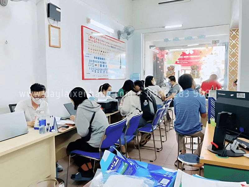 Học viên đăng ký học tại văn phòng