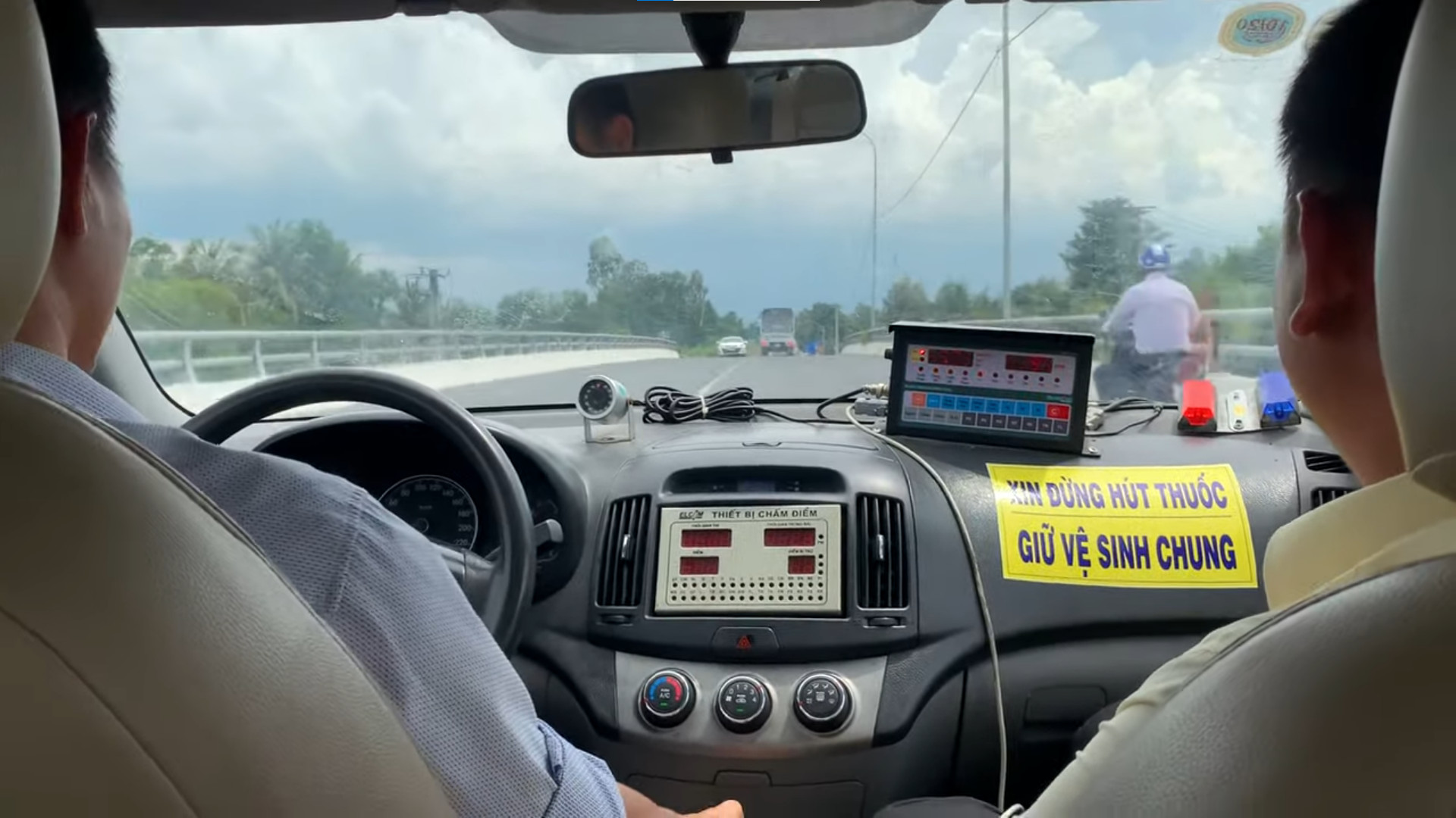 Thực hành đủ số km với từng loại bằng, được ghi nhận bằng thiết bị DAT là một trong những điều kiện để được dự thi sát hạch