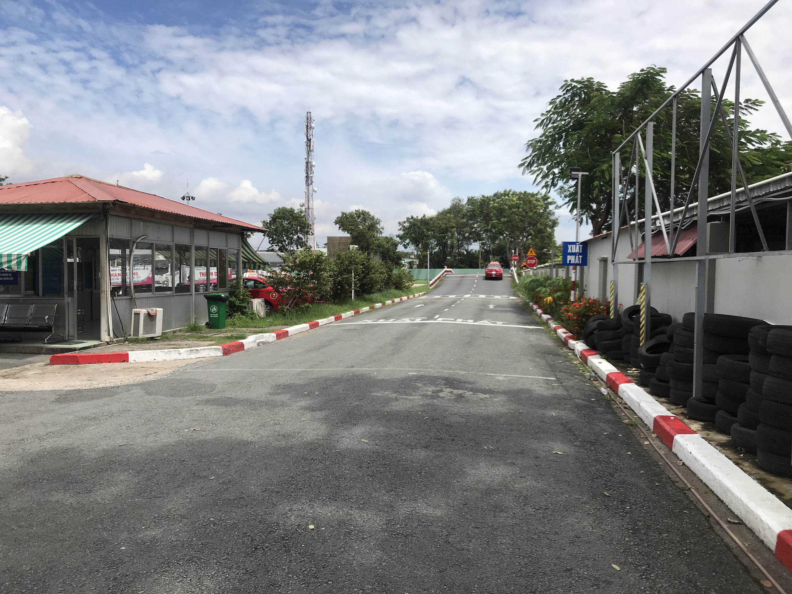 Bài thi dừng xe và khởi hành ngang dốc trong Sa hình B2 vẫn luôn là nỗi ám ảnh của nhiều học viên